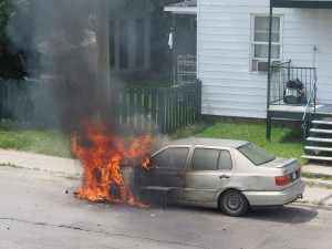 Une voiture prend feu